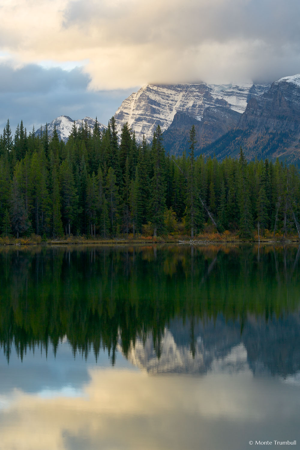 MT-20060922-090509-0029-Canada-Banff-National-Park-Herbert-Lake-snow-reflection-clouds.jpg