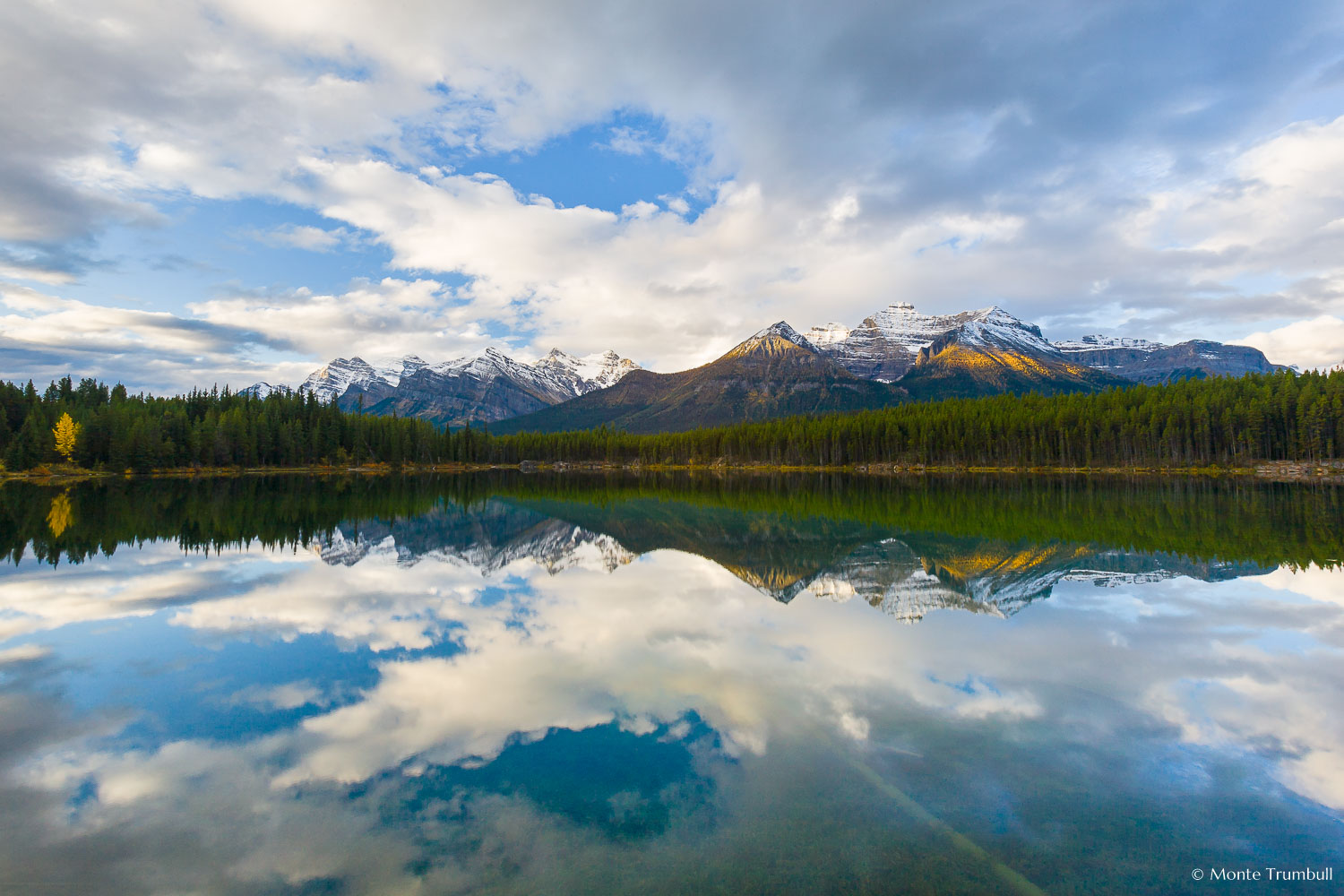 MT-20060922-092112-0048-Canada-Banff-National-Park-Herbert-Lake-snow-reflection-clouds.jpg