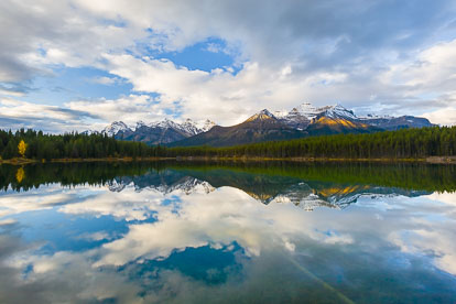 MT-20060922-092112-0048-Canada-Banff-National-Park-Herbert-Lake-snow-reflection-clouds.jpg