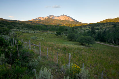 MT-20090807-063038-0026-Colorado-Basalt-Mt-Sopris-sunrise-fence.jpg