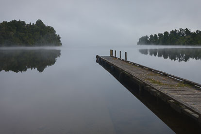MT-20090422-071745-0002-New-Zealand-South-Island-Lake-Mapourika-fog-pier.jpg