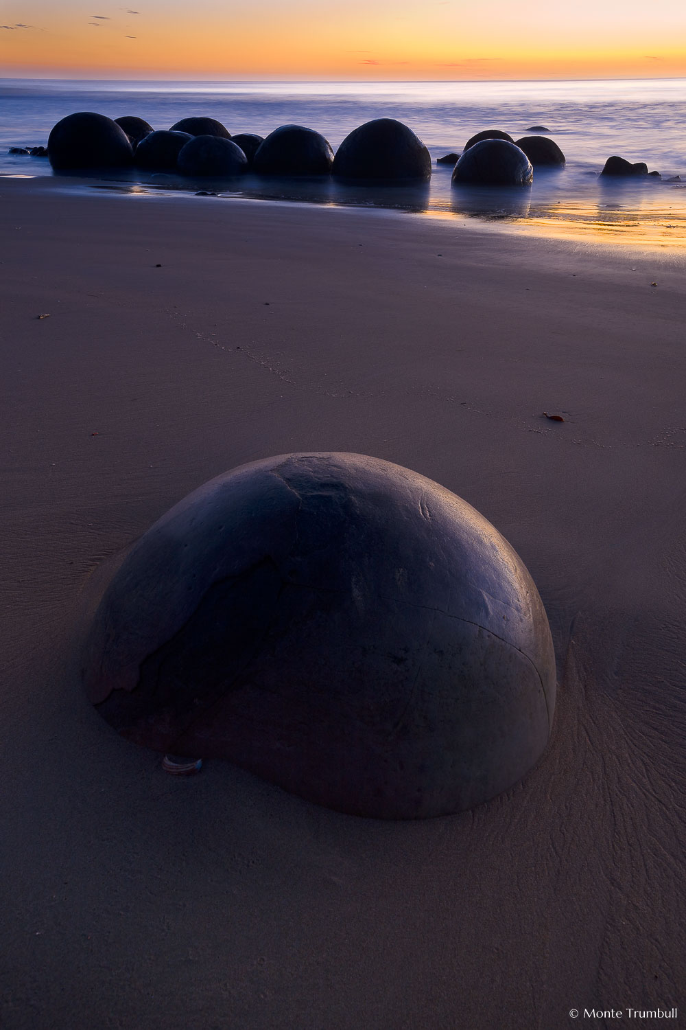 MT-20090411-064314-0008-New-Zealand-South-Island-Moeraki-Boulders-sunrise.jpg