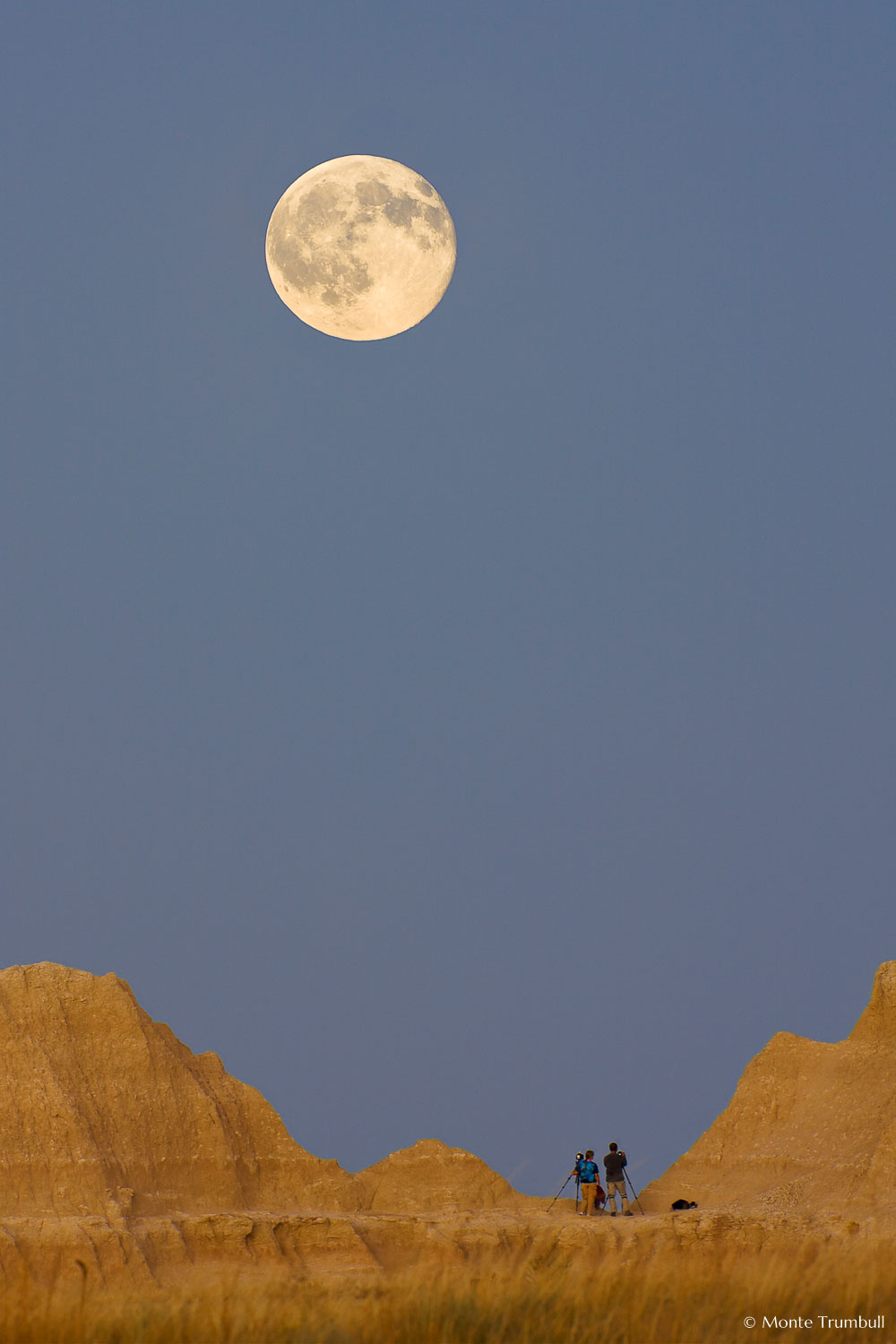 MT-20080915-191208-0054-South-Dakota-Badlands-National-Park-full-moon-rising-photographers.jpg