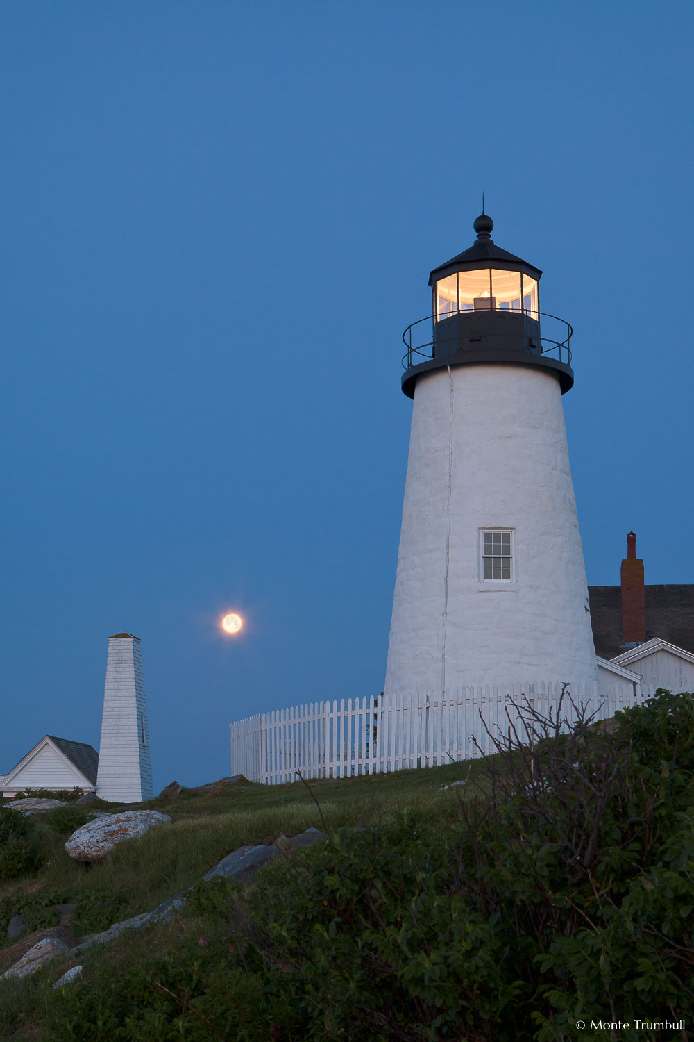 MT-20110616-042906-0001-Maine-Pemaquid-Point-Light-full-moon-moonset.jpg