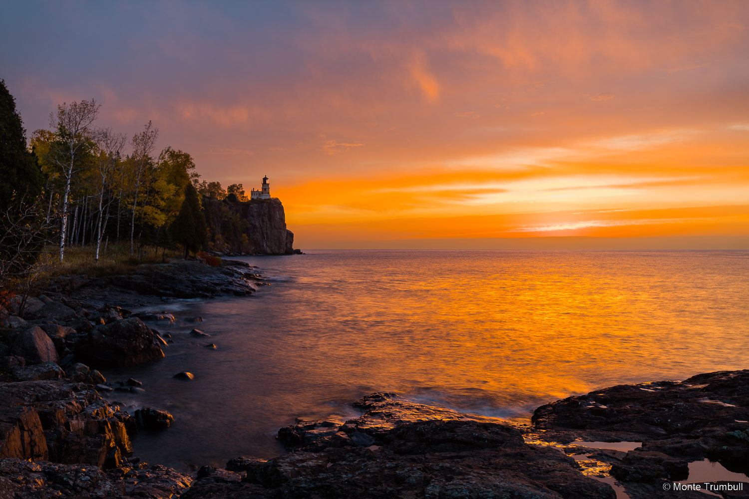 MT-20171013-072533-0027-Split-Rock-Lighthouse-golden-sunrise-Minnesota.jpg